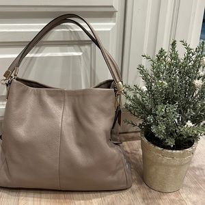 Beautiful handbag. Very slightly used.. Shows no wear at all.